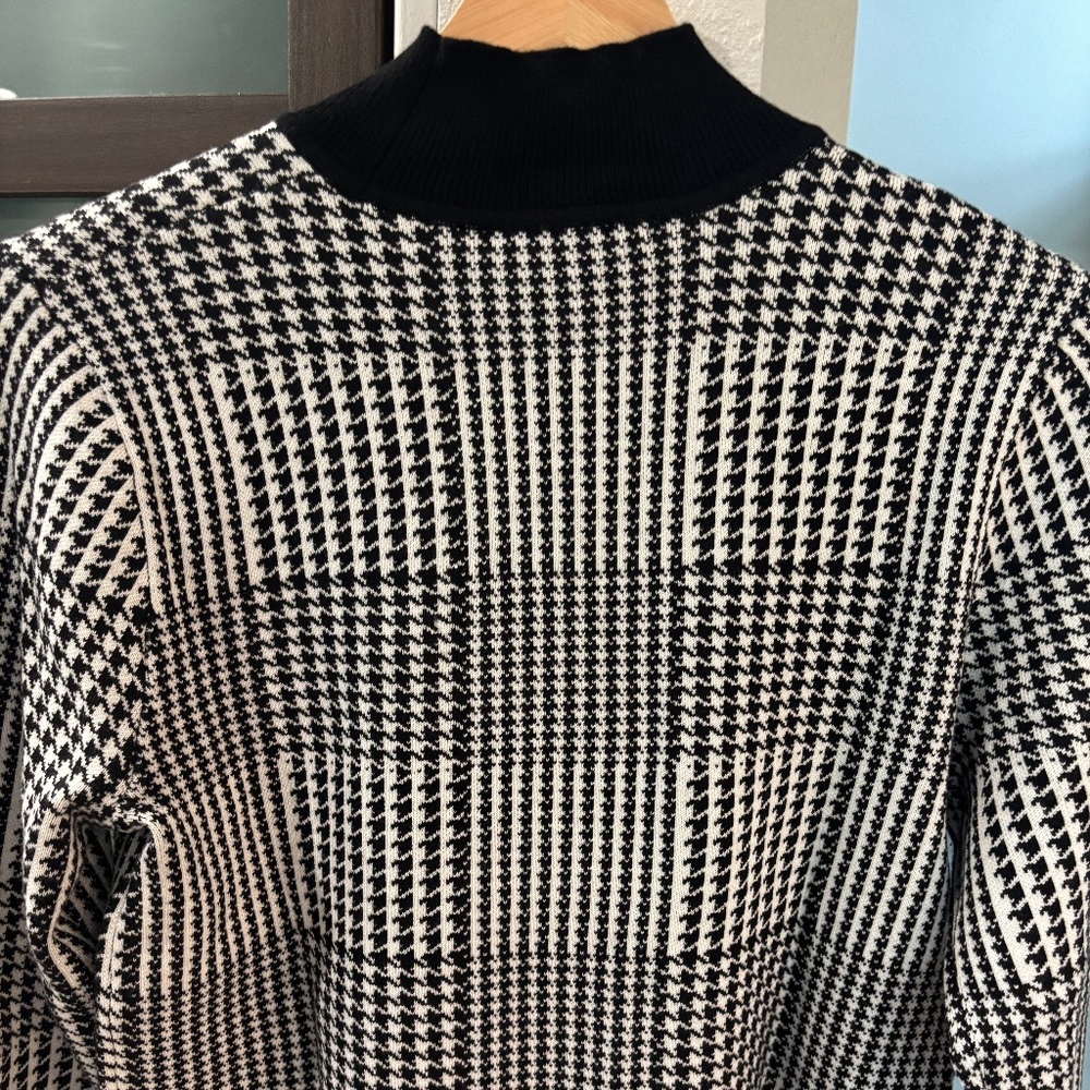 T Tahari Houndstooth Mock Turtleneck - Size M - Picture 6 of 9